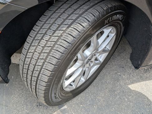 Used 2025 Chrysler Pacifica Select image 21