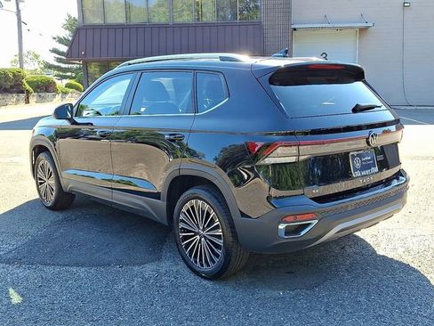 Certified 2025 Volkswagen Taos SE image 7