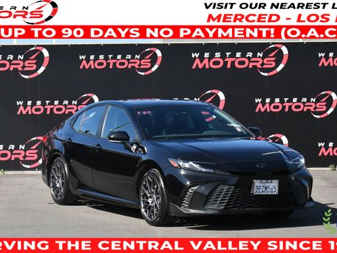 Used 2025 Toyota Camry SE image 1