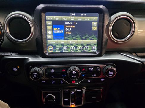 Used 2020 Jeep Wrangler Unlimited Sahara w/ Uconnect 4C Nav & Sound Group image 30