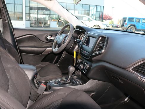Used 2020 Jeep Cherokee Latitude AWD/4WD image 25