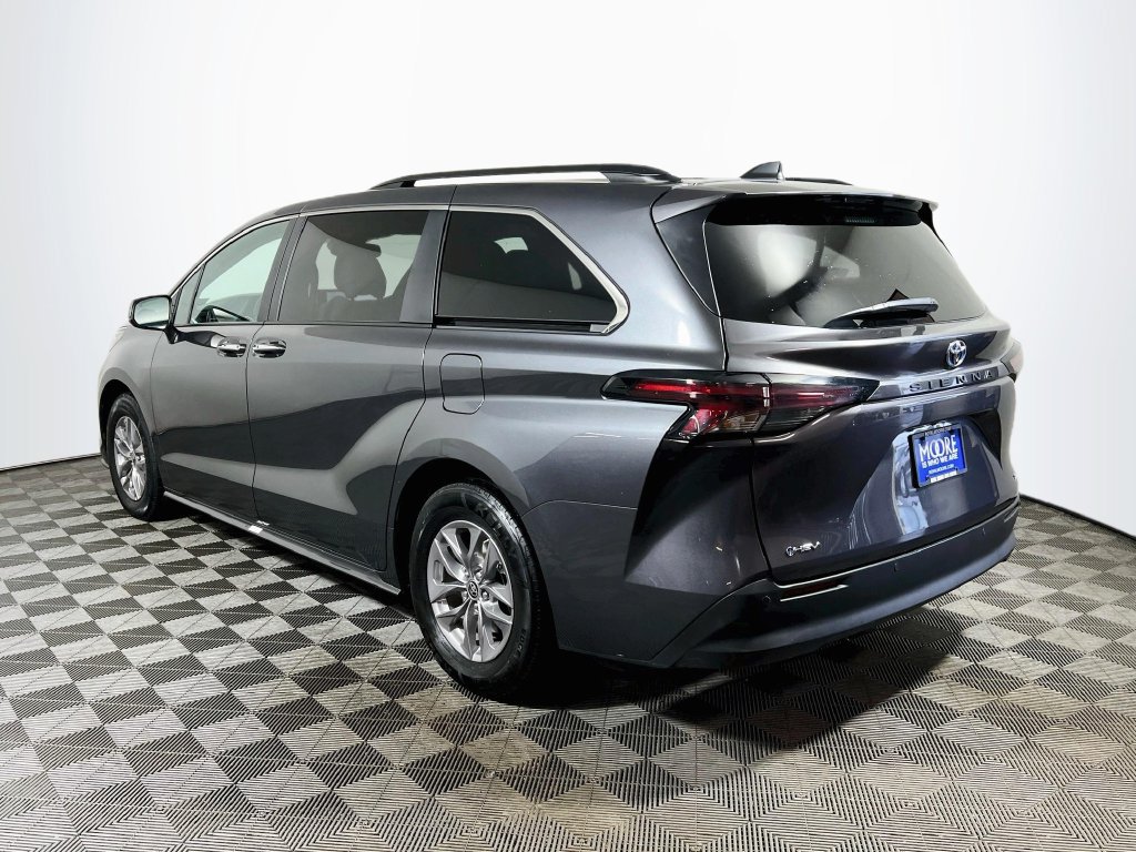 Certified 2025 Toyota Sienna XLE FWD image 5