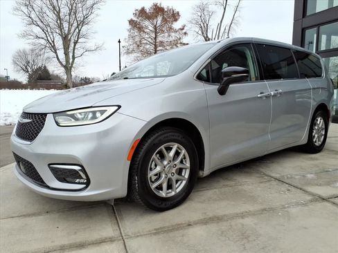 Used 2024 Chrysler Pacifica Touring-L FWD image 3