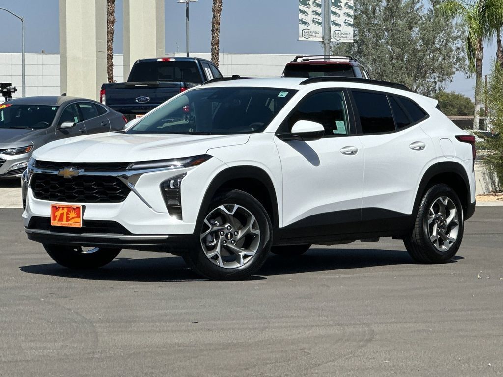Used 2025 Chevrolet Trax LT FWD image 7