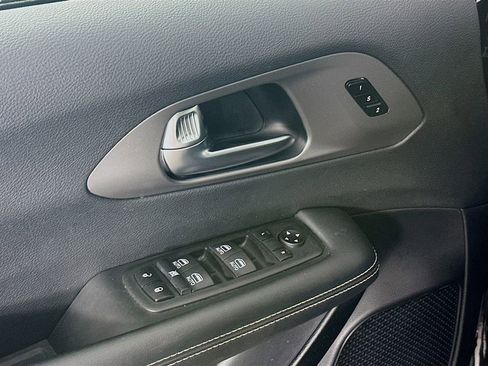 Certified 2025 Chrysler Pacifica Select image 26