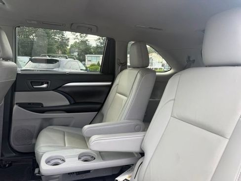 Used 2019 Toyota Highlander XLE AWD/4WD image 9