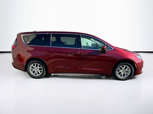 Used 2017 Chrysler Pacifica LX image 10