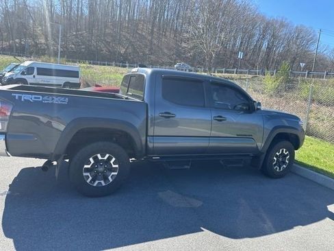 Used 2022 Toyota Tacoma TRD Off-Road w/ Black Out Package (TMS) AWD/4WD image 33