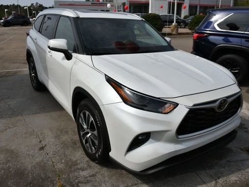Used 2022 Toyota Highlander XLE image 7
