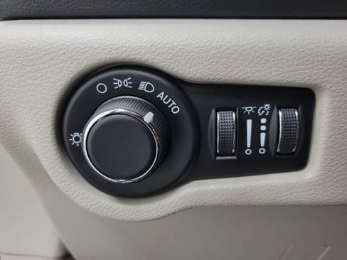 Used 2024 Chrysler Voyager LX FWD image 21