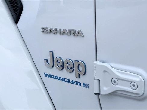 Used 2023 Jeep Wrangler Unlimited Sahara w/ Cold Weather Group AWD/4WD image 10