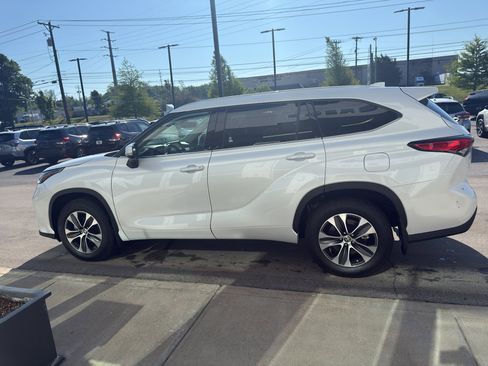 Used 2022 Toyota Highlander XLE AWD/4WD image 6
