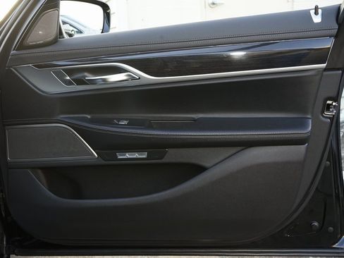 Used 2018 BMW 740i image 16