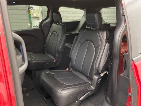 New 2026 Chrysler Pacifica Select FWD image 16