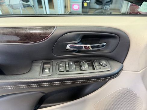 Used 2016 Chrysler Town & Country Touring FWD image 16