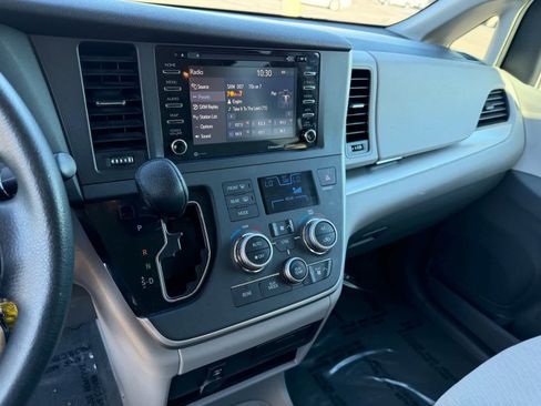 Used 2020 Toyota Sienna LE image 22