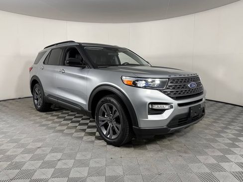 Used 2023 Ford Explorer XLT w/ Equipment Group 202A AWD/4WD image 4
