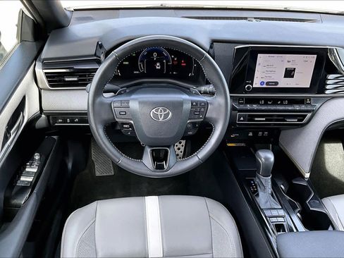 Used 2025 Toyota Camry SE image 6