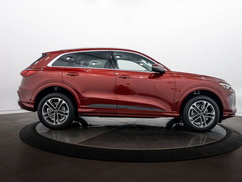 Used 2025 Audi Q5 Premium Plus w/ Premium Plus AWD/4WD image 3