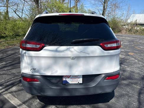 Used 2018 Jeep Cherokee Latitude image 4