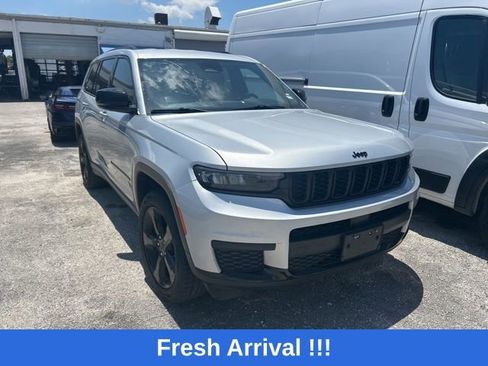 Used 2023 Jeep Grand Cherokee L Laredo RWD image 5