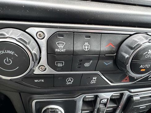 Used 2022 Jeep Wrangler Unlimited Sahara AWD/4WD image 14