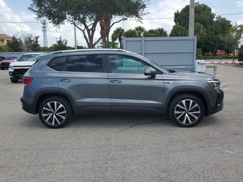 Certified 2022 Volkswagen Taos SE FWD image 4