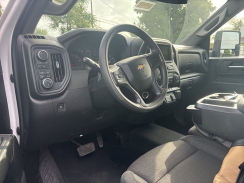 Used 2024 Chevrolet Silverado 2500 Custom w/ Custom Value Package image 5