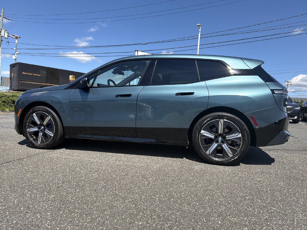 Used 2024 BMW iX xDrive50 w/ Premium Package AWD/4WD image 11