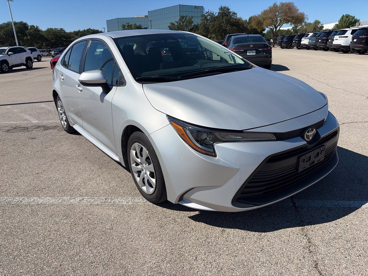 Used 2025 Toyota Corolla LE FWD image 3