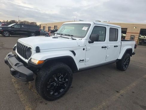 Used 2024 Jeep Gladiator Sport AWD/4WD image 3