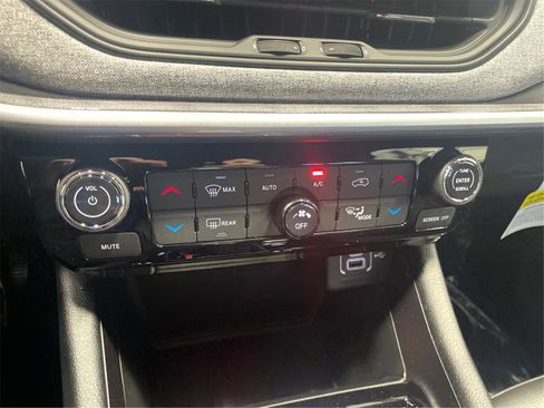 Used 2024 Jeep Compass Latitude w/ Convenience Group image 27