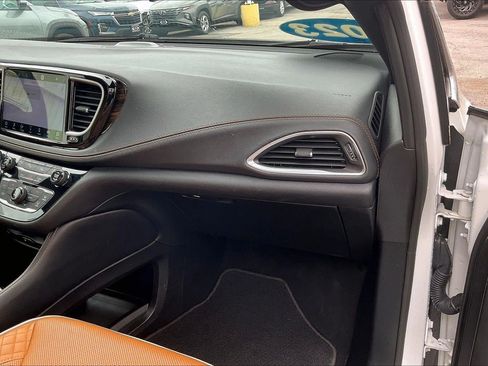 Used 2023 Chrysler Pacifica Pinnacle FWD image 17