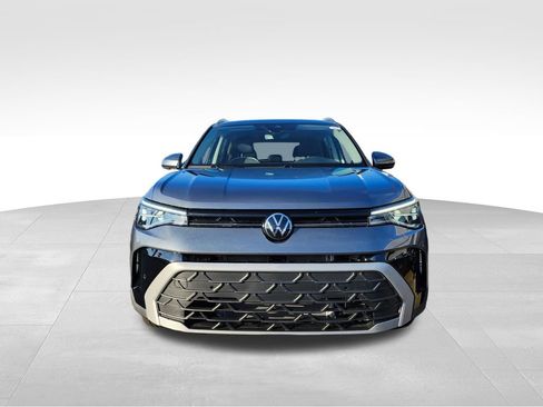 New 2026 Volkswagen Taos SE image 2