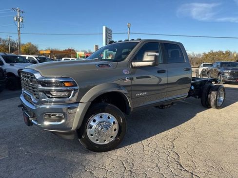 New 2026 RAM 4500 4x4 Crew Cab DRW image 2
