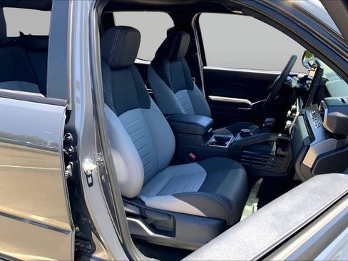 Used 2025 Toyota Tacoma TRD Off-Road AWD/4WD image 9