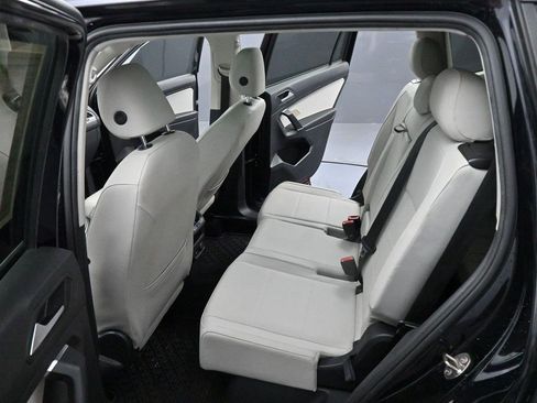 Used 2020 Volkswagen Tiguan SE w/ Panoramic Sunroof Package FWD image 30