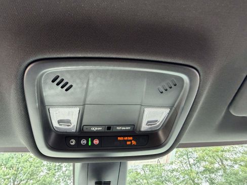 Used 2023 Chevrolet Traverse LT FWD image 31