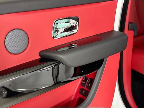 Used 2024 Rolls-Royce Cullinan image 33