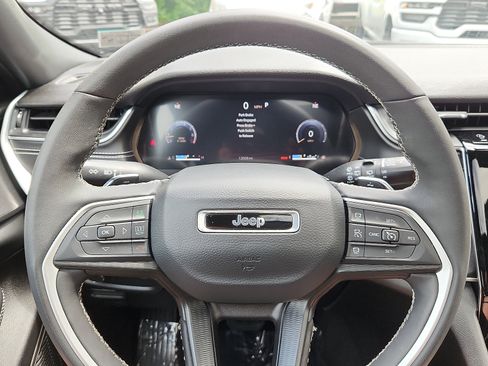 Certified 2025 Jeep Grand Cherokee Altitude AWD/4WD image 19
