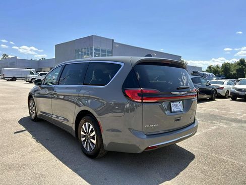 Used 2022 Chrysler Pacifica Touring-L FWD image 5