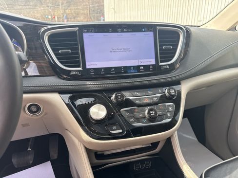 Used 2024 Chrysler Pacifica Limited image 20
