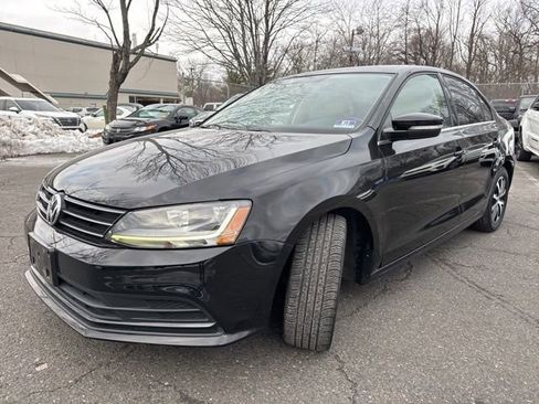 Used 2017 Volkswagen Jetta SE image 3