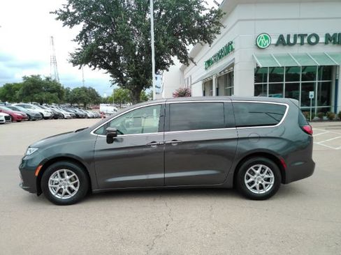 Used 2023 Chrysler Pacifica Touring-L FWD image 10