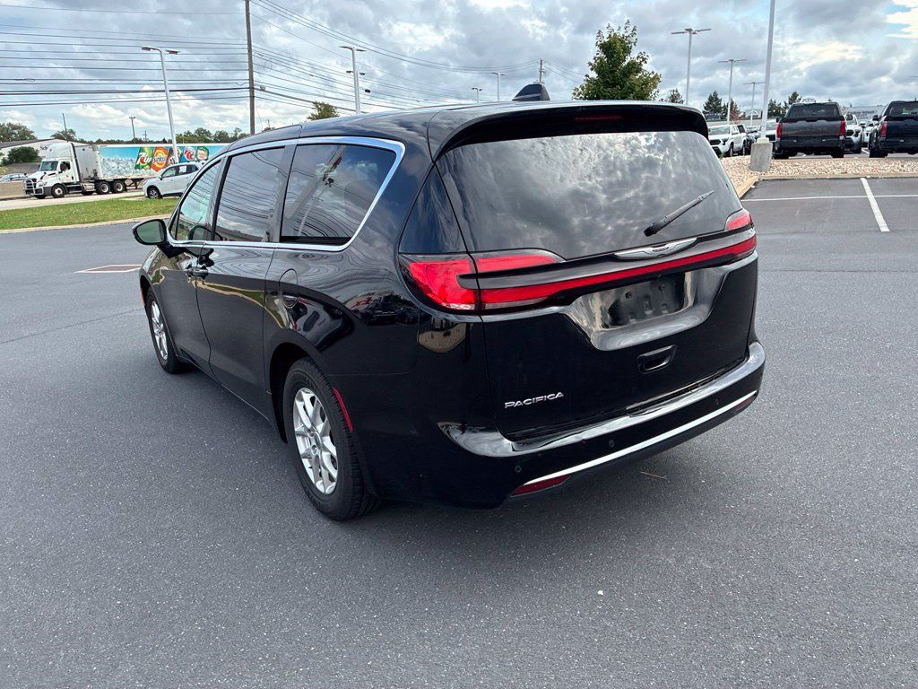 Used 2024 Chrysler Pacifica Touring-L FWD image 12