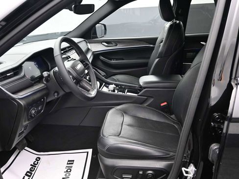 Used 2023 Jeep Grand Cherokee Overland image 11