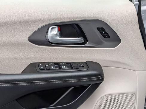 Used 2024 Chrysler Pacifica Touring-L image 13