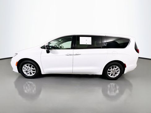 Used 2024 Chrysler Pacifica Touring-L FWD image 9
