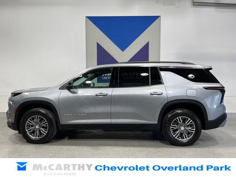 Used 2024 Chevrolet Traverse LT w/ Trailering Package FWD image 8