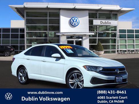 Certified 2023 Volkswagen Jetta SE w/ Panoramic Sunroof Package image 1